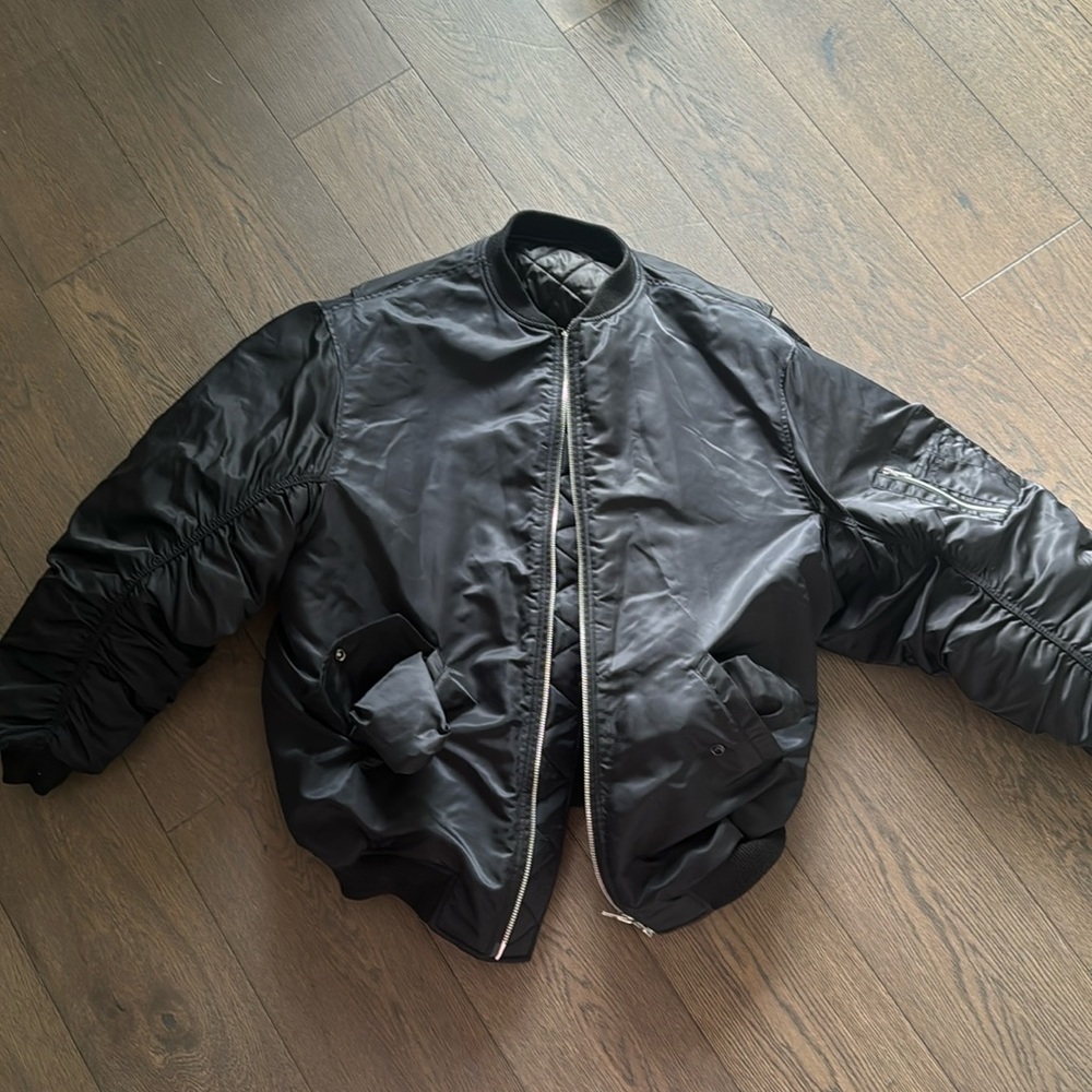 OVERSIZED FRANKIE SHOP BOMBER (BLACK)